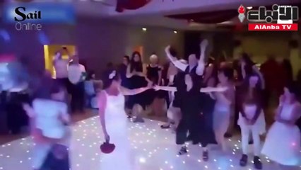 شاب يدفع فتاة أرضا في حفل زفاف بسبب باقة زهور عروس