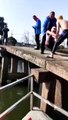 شاهد ماذا حصل لصيني حاول مساعدة سباح على القفز من الجسر