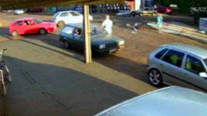 Câmera de segurança registra momento do acidente na Rua Glauber Rocha
