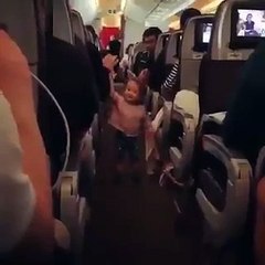 مباحث نيوز on Twitter- -فيديو - طفلة صغيره تأخرت الرحلة وحبت تكسر الروتين… -