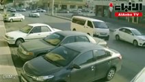 لحظة تصادم مروع بين شاحنة وسيارة في السعودية بسبب قطع الإشارة