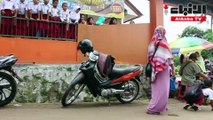 طفل إندونيسي معوق يزحف 8 كيلومترات يوميا إلى مدرسته