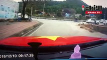 نجاة امرأة وطفلها من شاحنة مسرعة سحقت 3 سيارات! (فيديو) - RT Arabic