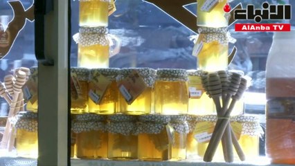 مصري يستخدم سم النحل في أغراض علاجية