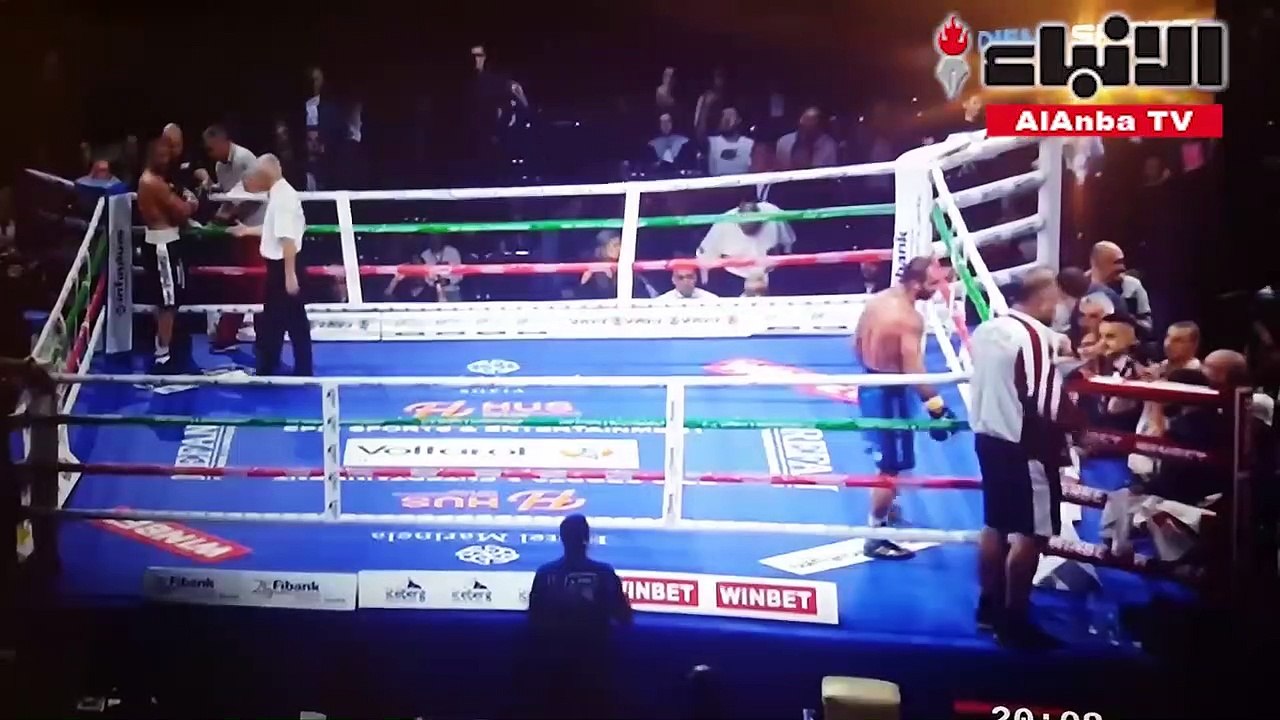 ملاكم يعتدى بالضرب على مدربه