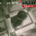 امرأة تلقن متحرشا درسا قاسيا داخل المصعد