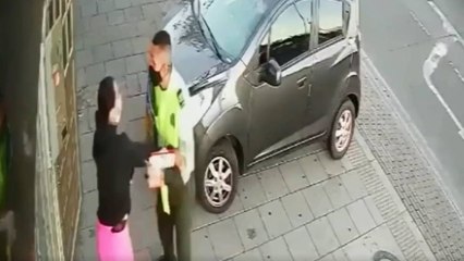 Ladrón se disfrazó de policía para intentar atracar a mujer y meterse en su casa