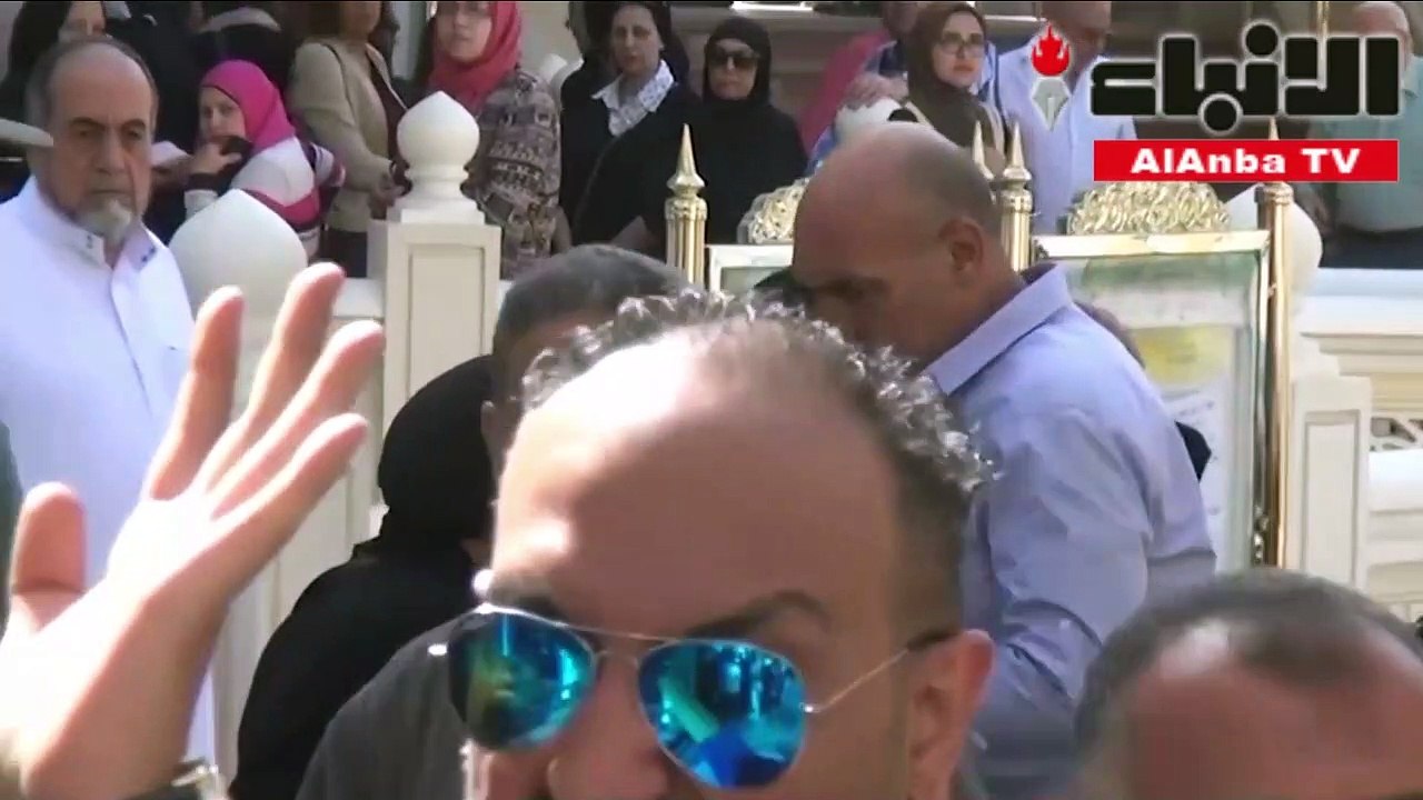 نجلاء فتحي تنهار في البكاء خلال جنازة زوجها حمدي قنديل