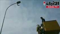 شاب عراقي ينقذ طائر نورس معلقا بعمود إنارة