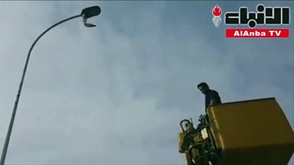 شاب عراقي ينقذ طائر نورس معلقا بعمود إنارة