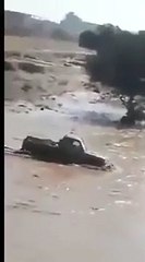 في ظاهرة متكررة شاب متهور يقتحم السيول فتنجرف سيارته!