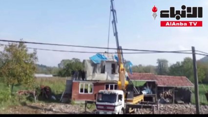 ينقل منزل والده ويضعهفوق بيته