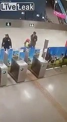 سقوط مروع لشاب من أعلى سلم المترو