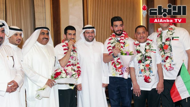 أبطال «الاسياد» في الكاراتيه علي الشطي واحمد المسفر والمدرب جابر حماد في ديوانية الانباء