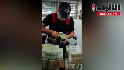 فنان لبناني يستفز متابعيه وهو يحصي عشرات آلاف الدولارات على طاولته !