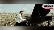 لماذا يعزف هذا الفنان البيانو في مكب للقمامة؟