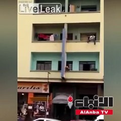 إنقاذ رجل حاول الانتحار من أعلى بناية بطريقة مدهشة