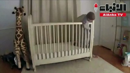 أب ينقذ طفل قبل سقوطه بسرعة خاطفة