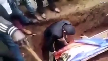 تعرض للضرب المبرحشاهد لحظة ادعاء مشعوذ إيقاظ ميت وفشله