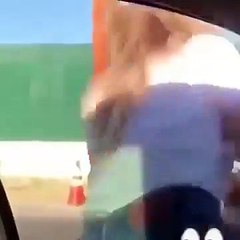سيارة تصدم فتاة أثناء رقصها علىكيكي