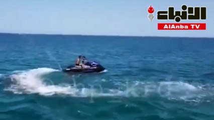 دراجة بحرية تنفجر وتقذف راكبيها في عرض البحر
