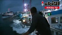 صيد المحار يتحول لمعركة في إغراق القوارب بين الصيادين