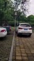 شاهد ما فعله صيني غاضب بسيارة مركونة بشكل خاطئ - YouTube