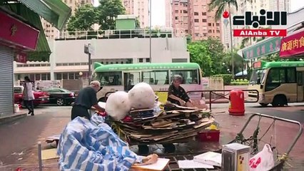 جامعو الكرتون في هونغ كونغ يجمعون 38 دولارا يوميا ومهددون بسبب السياسات البيئية الجديدة