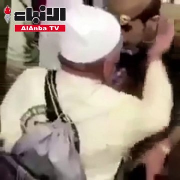 حاج مسن يقبل جبين رجل أمن قام بمساعدته هنا الإحسان