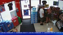 [1280x720] شاهد شابا وشابة يحاولان الفرار من الشرطة في متجر - فيديو