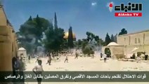 قوات الاحتلال تقتحم باحات المسجد الأقصى وتفرق المصلين بقنابل الغاز والرصاص