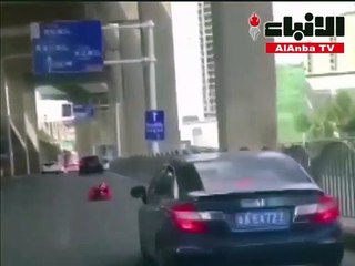 رجل صيني يقلد جاكي شان وهذا الفيديو لمغامرته المجنونة