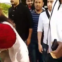 لحظة وصول شيرين عبد الوهاب وزوجها حسام حبيب السعودية بدون حجاب