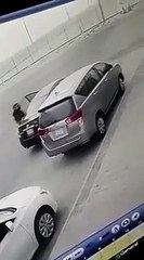 شاب يقوم باشعال النيران بمركبه متوقفه