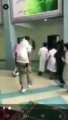 شاهد معلم يحمل طالب من ذوي الاحتياجات الخاصة - احترامي لهذا المعلم