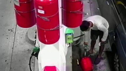 رجل يحرق محطة وقود انتحار أم جنون؟