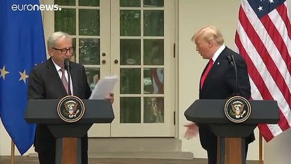 شاهد_ رئيس المفوضية الأوروبية يرفض الإمساك بيد ترامب _ Euronews