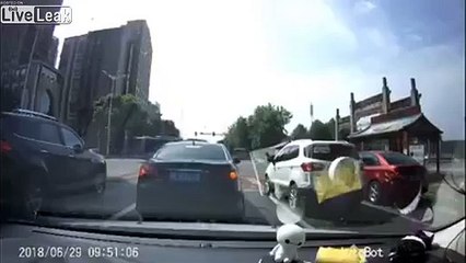 لحظة دهس طفل أثناء عبوره الطريق