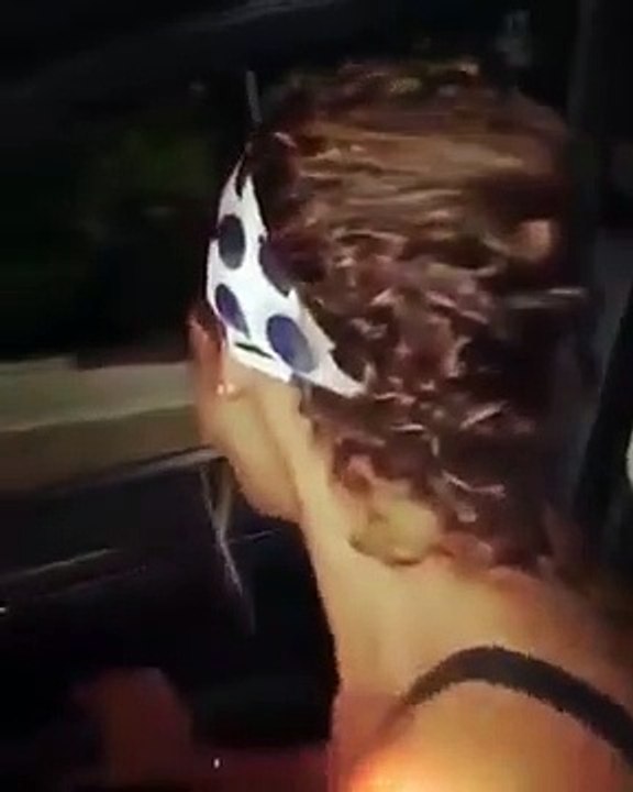وصلة رقص جنونية لـ دينا الشربينىعلى الطريق