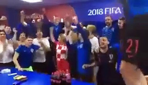 رئيسة كرواتيا تحتفل مع لاعبي منتخب بلادها في غرف الملابس بعد التأهل لنصف نهائي المونديال
