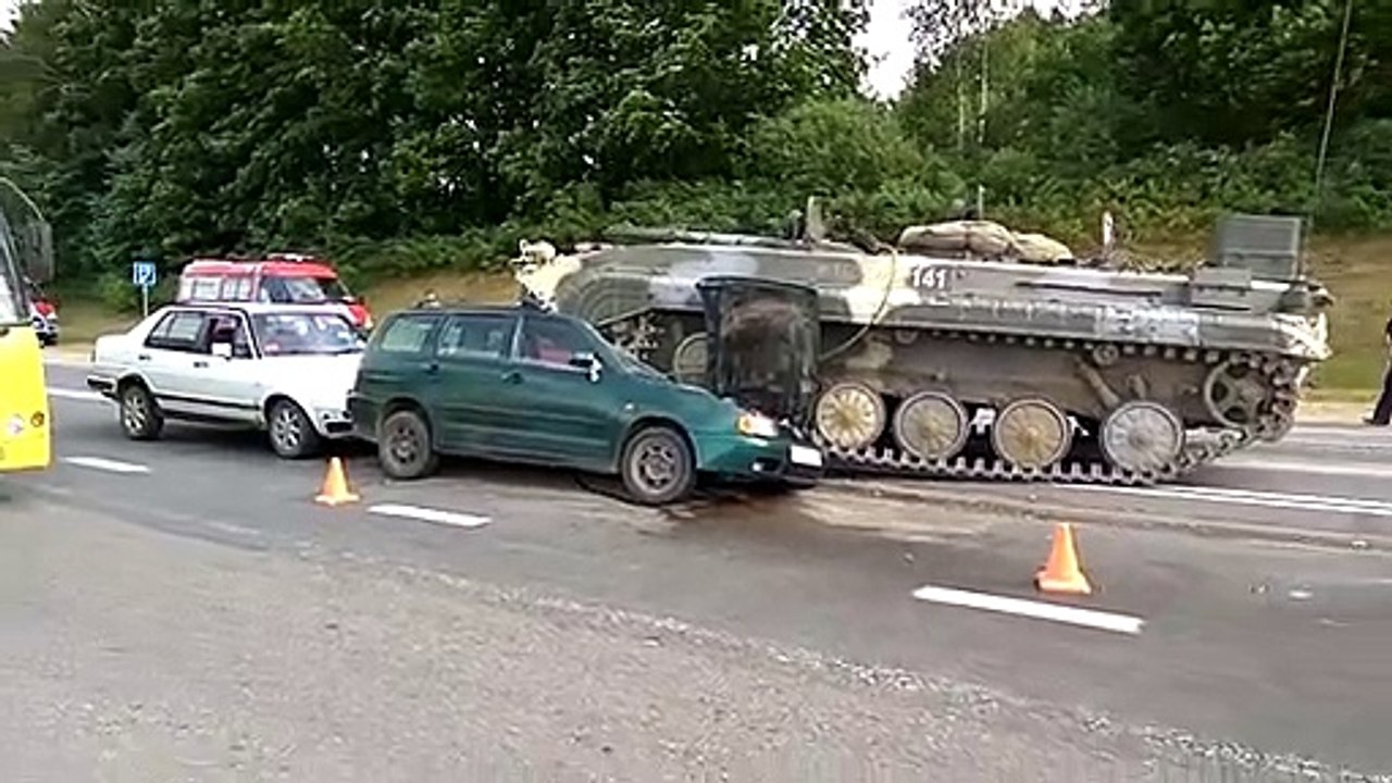 В Гродно БМП- 1 наехал на автомобиль