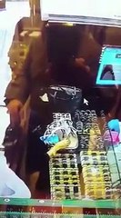 امرأة تسرق الأموال من حقيبة متسوقة بطريقة ماكرة