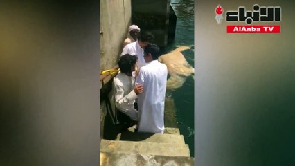 إنتشال بعير من ميناء الشويخ بعد سقوطه من إحدى الحاويات