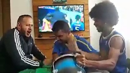 Carlos Junior surdocego vibrando com o gol do Coutinho