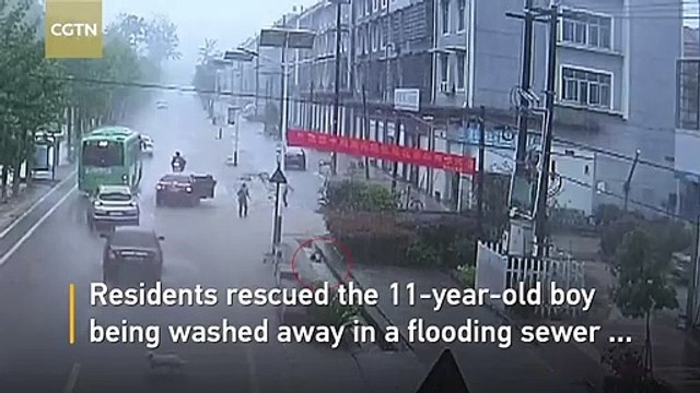 إنقاذ طفل سقط بحفرة صرف صحي