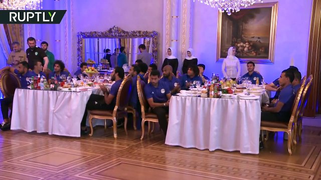 شاهد رئيس الشيشان قديروف يمنح محمد صلاح صفةالمواطن الفخريفي الشيشان