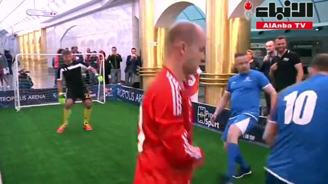 مع قرب بطولة كأس العالم مباراة لكرة القدم في محطة مترو سان بطرسبرج