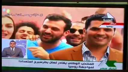 مشجعة روسية تفاجئ مراسل التلفزيون المصري وتقبله على الهواء