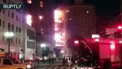 لحظة انهيار مبنى اشتعلت فيه النيران