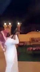 سعودي يطلق النار في الهواء احتفالا بفوز الشاعر نجم الأسلمي